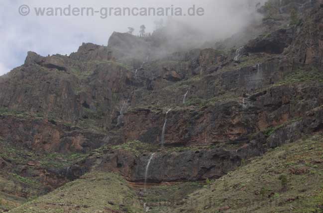 Foto, Wasserfälle an den Steilwänden von Inagua